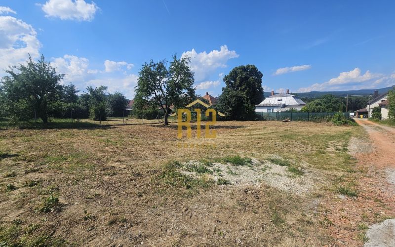 PEKNÝ POZEMOK s IS - Predaj Nitra - Jelenec 725 m2