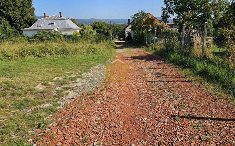 POZEMOK s IS - Predaj Nitra - Jelenec 725 m2